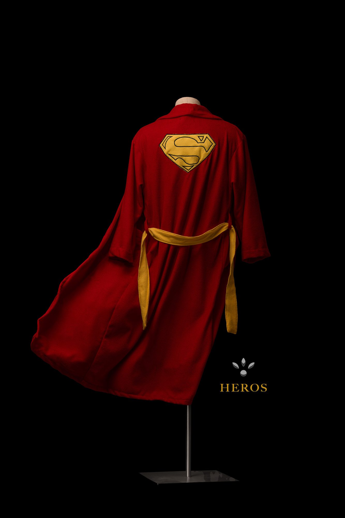 CW-Heros-Wear-Casares-Superman-robe